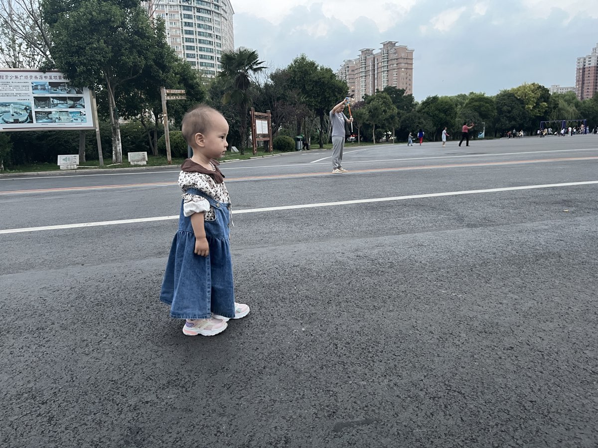 🌳👗 广场上的小探险家